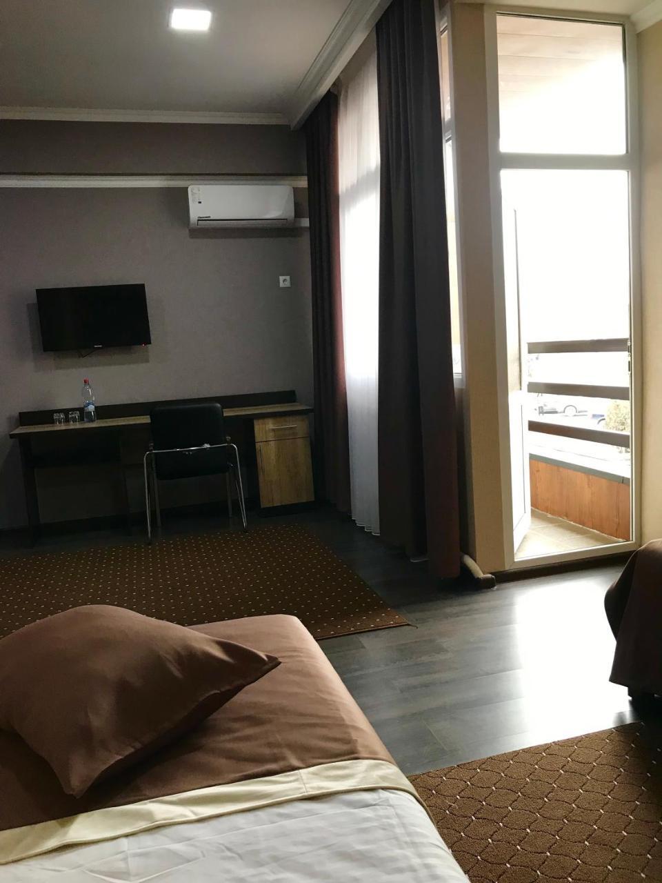 Orient Hotel Osh Luaran gambar